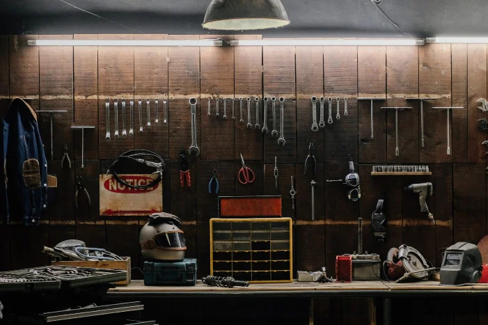 Werkbank mit Werkzeug